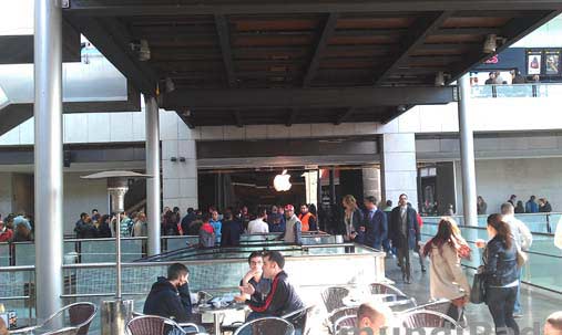 Colas ante la Apple Store de Barcelona