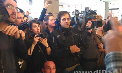 Periodistas a las puertas de Apple Store