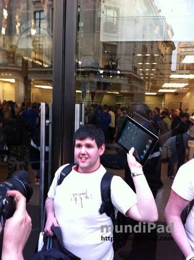 Primeros compradores del iPad 2 en la Apple Store de Londres