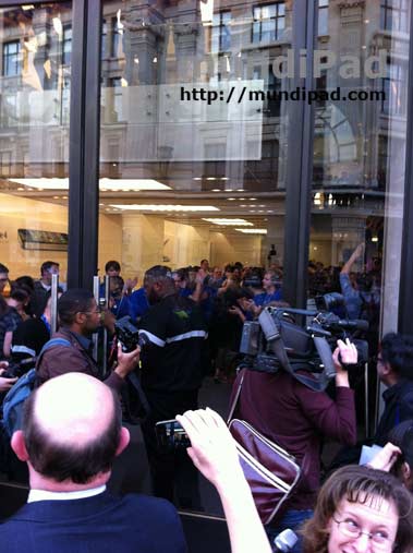 Los empleados cantan dentro de la Apple Store de Londres